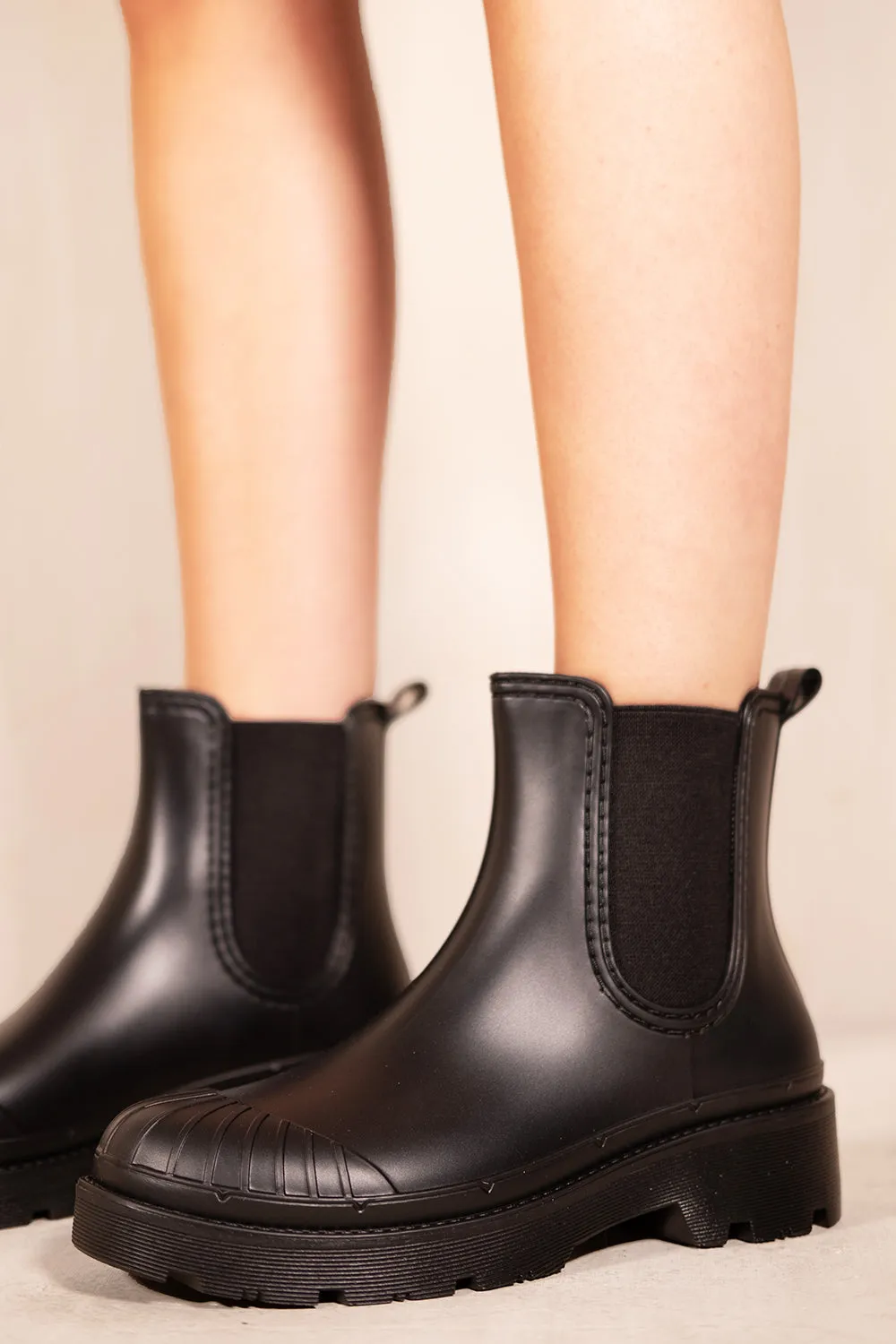 ZOALA FLATFORM PULL ON WELLIE BOOT IN BLACK
